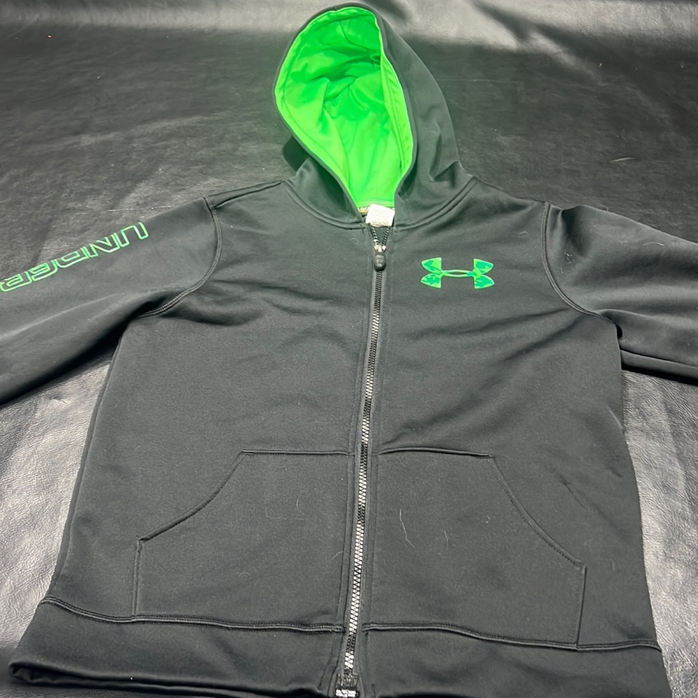 LIKE NEW BOYS UNDER ARMOUR FULL ZIP HOODIE.  Perfect for fall!